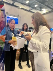 Participante en dinámicas en el stand de Grupo Tress Internacional en ARHITAC 2024