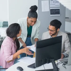 Supervisora de equipo en proceso de delegar responsabilidades a otros colaboradores.