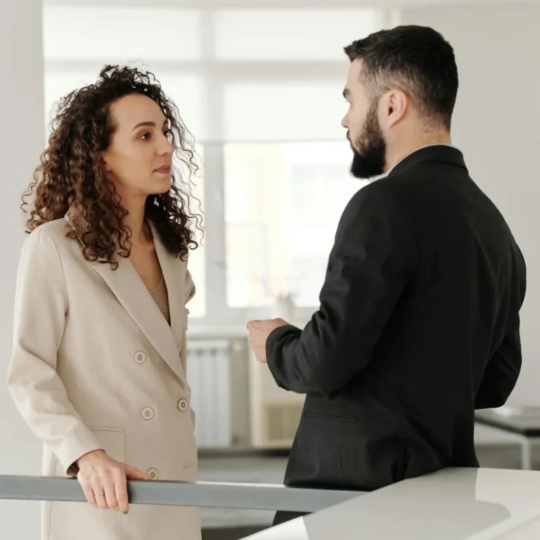 Conoce por qué manejar los conflictos en la jornada laboral es fundamental para el bienestar de los empleados y de la empresa.