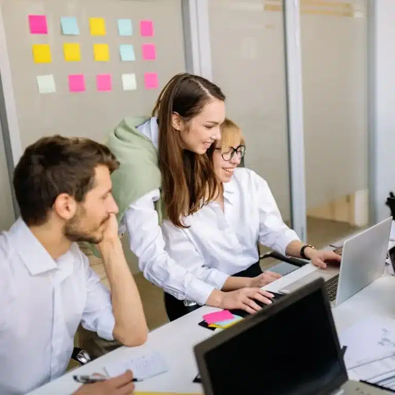 Evita un ambiente laboral tóxico en tu empresa con las estrategias adecuadas. Conócelas, aplícalas y crea una atmósfera positiva.