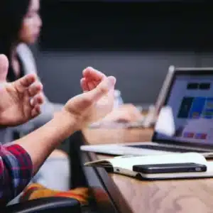 Descubre qué es nómina híbrida, sus características, ventajas y las herramientas ideales para su correcta implementación en tu empresa.