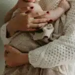 Descubre algunas soluciones que permitan impulsar a las mujeres en su carrera profesional sin verse afectadas por la maternidad.