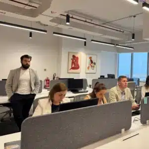 Aplica técnicas de desempeño para que conozcas lo que debes fortalecer en tu equipo de trabajo, propiciando así su satisfacción laboral.