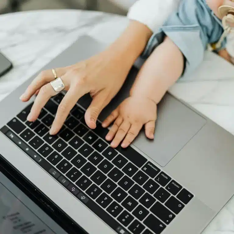 Descubre las estrategias para la conciliación familiar y laboral, mejorando la satisfacción de tu equipo y productividad de tu empresa.