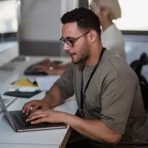 Explora cómo un software contable te facilita notablemente el pago de nóminas, haciendo más eficientes las operaciones de tu negocio.