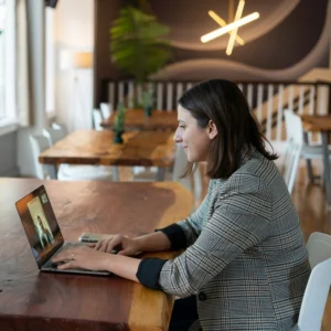 Aprende a fortalecer el sentido de pertenencia en la modalidad híbrida mediante estrategias que unifiquen la experiencia laboral de tus colaboradores.