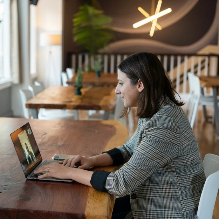 Aprende a fortalecer el sentido de pertenencia en la modalidad híbrida mediante estrategias que unifiquen la experiencia laboral de tus colaboradores.