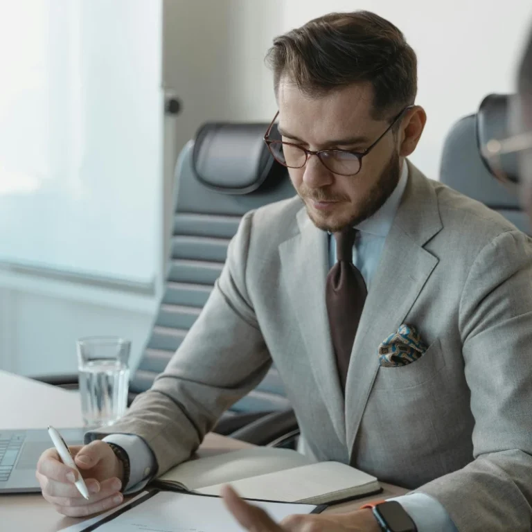 Optimiza la contratación de personal con acciones prácticas, KPIs y soluciones que reducen tiempos y mejoran el onboarding.