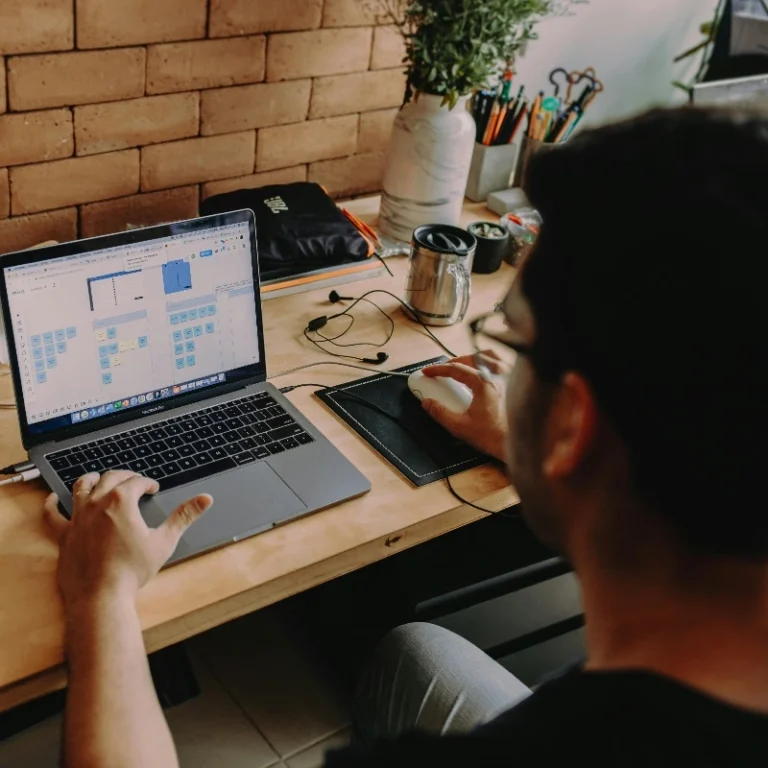 Descubre qué es una bitácora laboral y por qué es vital para asegurar el cumplimiento legal de acuerdo a los requisitos de la LFT y evitar multas.