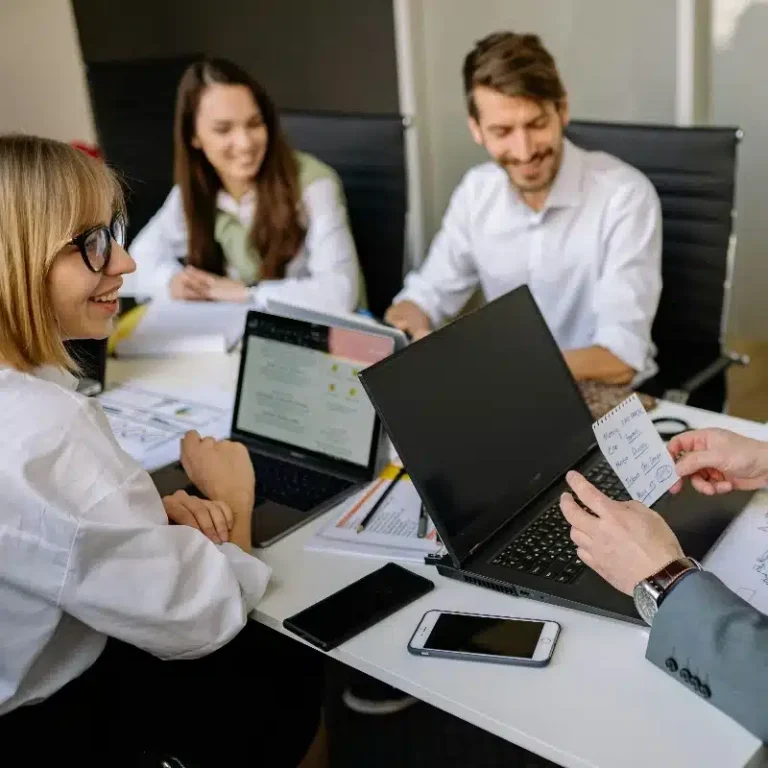 Conoce los cambios vigentes y pendientes a la LFT, incluyendo los avances en la reforma laboral sobre la reducción de 40 horas a la jornada.