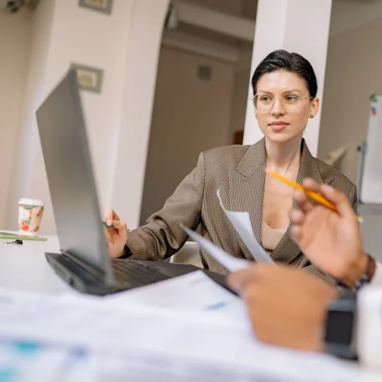 Haz que el proceso de liquidación para empleados sea más sencillo y menos propenso a errores, con el uso de soluciones digitales especializadas.