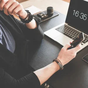 Implementar la jornada reducida no solo beneficia la salud mental del trabajador, también impulsa la rentabilidad de tu empresa. Descubre cómo.