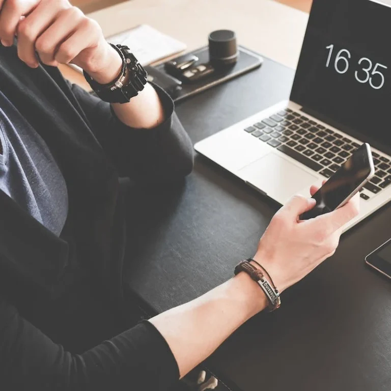 Implementar la jornada reducida no solo beneficia la salud mental del trabajador, también impulsa la rentabilidad de tu empresa. Descubre cómo.