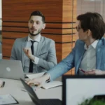 ¿Tus colaboradores combinan ingresos por nómina y actividades independientes? Descubre cómo, desde RH, puedes orientarlos en su declaración anual.