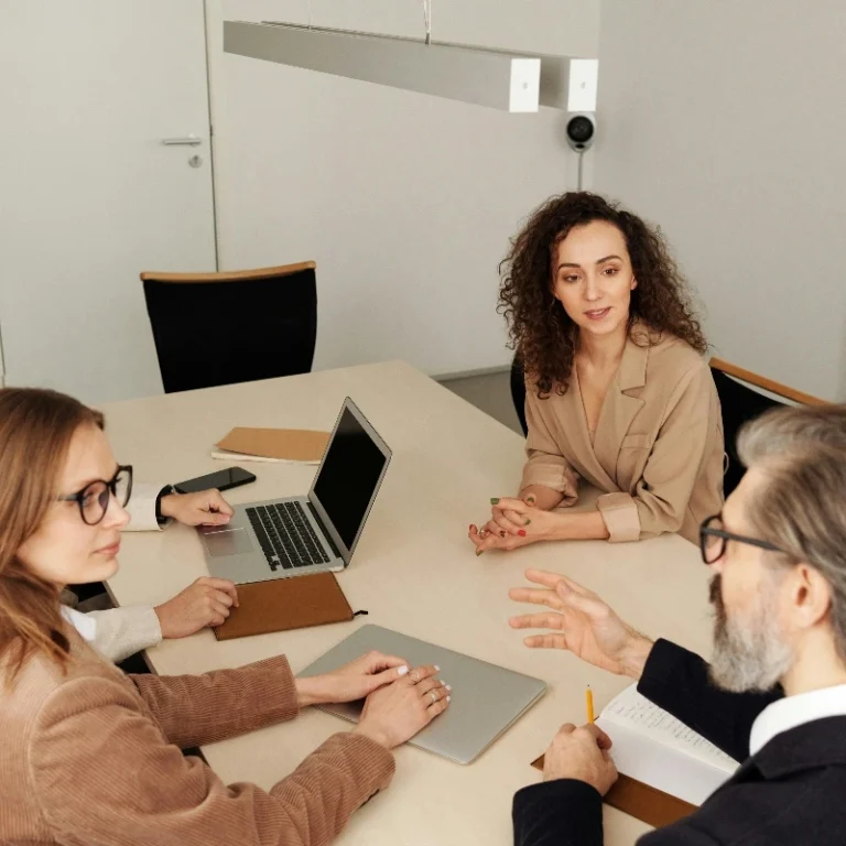 ¿Quieres saber cómo hacer una caja de ahorro en tu empresa? Descubre los pasos y límites de retención según la LFT para gestionarla con éxito.