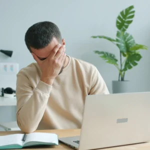 Una jornada laboral efectiva es aquella donde la productividad y el bienestar del equipo van juntos. Logra ese balance para evitar el quiet quitting.