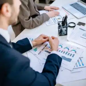 La inteligencia artificial en Recursos Humanos está cambiando la gestión de las empresas y sus colaboradores. Descubre cómo impacta tu trabajo.