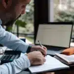 Aprende a determinar la prima de antigüedad en escenarios de sueldos variables para que evites caer en errores que te lleven al incumplimiento.