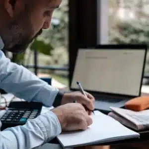 Aprende a determinar la prima de antigüedad en escenarios de sueldos variables para que evites caer en errores que te lleven al incumplimiento.