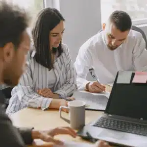 ¿Cómo gestionar las repercusiones de un despido laboral? Conoce las 4 estrategias de talento humano para mantener la confianza y retener a tu equipo.