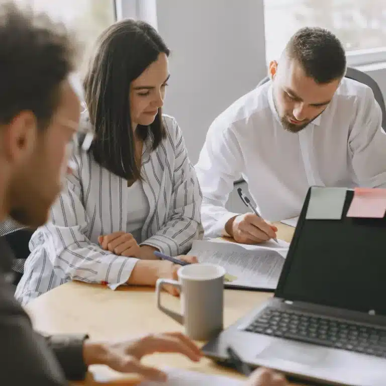 ¿Cómo gestionar las repercusiones de un despido laboral? Conoce las 4 estrategias de talento humano para mantener la confianza y retener a tu equipo.