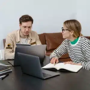 El empleo juvenil es una gran ventana de oportunidad para las empresas, pero a la vez representa desafíos cuyas soluciones conocerás a continuación.