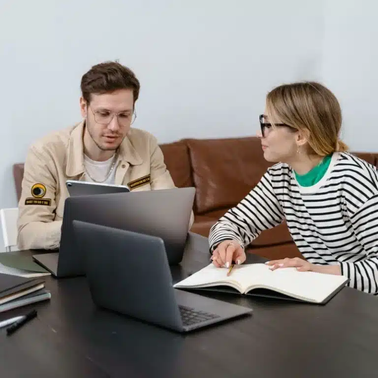 El empleo juvenil es una gran ventana de oportunidad para las empresas, pero a la vez representa desafíos cuyas soluciones conocerás a continuación.